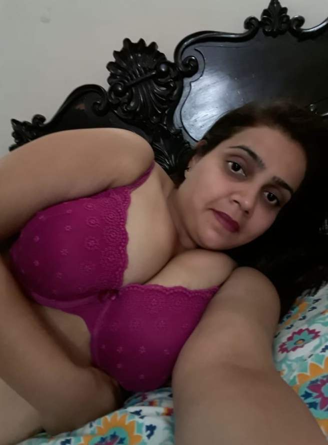 Bade Bade Boobs Wali Chudai - Sanjana Bhaabhi Ki Nangi Selfie â€¢ Nude Images